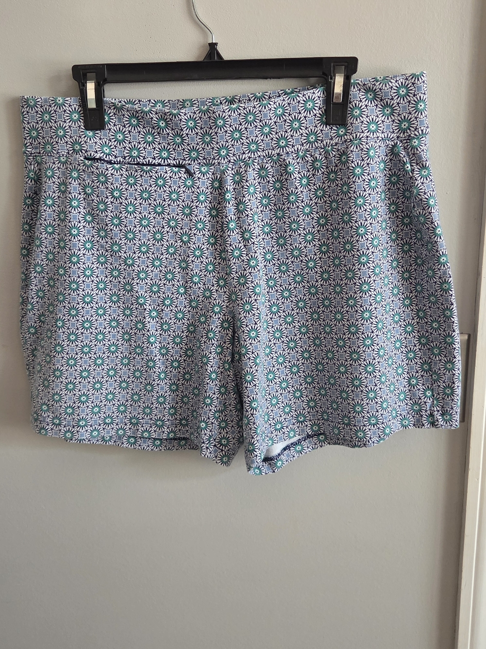 Lands' End Blue and White Floral-Print Bermuda Shorts 18in Flat Waist 6in Inseam
